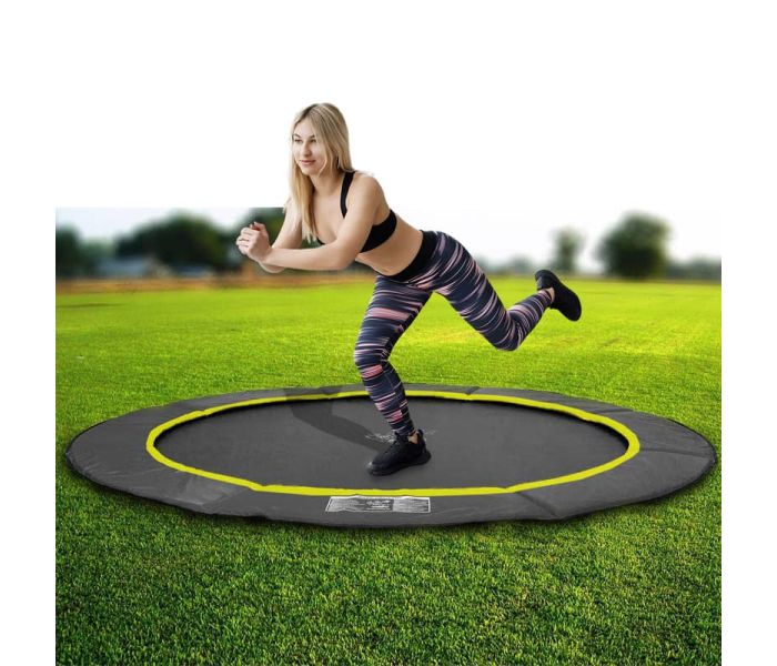 Flat to the Ground Trampoline Magic Circle Pro Black 251 cm met vrouw